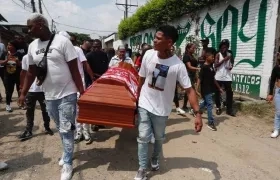 Vecinos del barrio Los Comuneros cerraron las vías para velar a Pablo Andrés Carabalí 