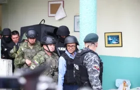 El candidato a la Presidencia de Ecuador Christian Zurita, reemplazante del asesinado Fernando Villavicencio, custodiado por un fuerte esquema de seguridad, llega a votar este domingo