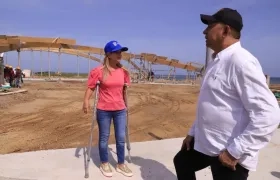 La gobernadora del Atlántico, Elsa Noguera, durante su visita a Salinas del Rey. 