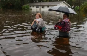 Dos mujeres caminan entre las inundaciones que dejó 'Idalia' a su paso por Florida