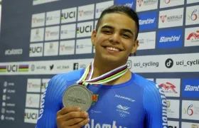 Francisco Jaramillo con la medalla de plata lograda en la prueba del keirin. 