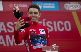 Lenny Martínez supera por ocho segundos en la general a Sepp Kuss. 