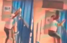 El 'Negro 'Ober' se alista para subirse por las rejas hasta el techo donde están las cámaras de seguridad