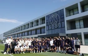 Neymar posando con sus antiguos compañeros en el PSG.