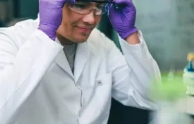 Pedro De la Torre, en un laboratorio.