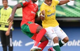 Juan David Martínez, del Barranquilla FC, disputa la pelota con un rival. 