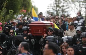 Miembros de la Policía cargan el féretro del candidato presidencial Fernando Villavicencio rumbo a su sepelio en Quito