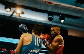 José Viáfara (rojo) venció por decisión al chileno Matías Campo.