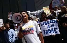 Yorbelys Oropeza, esposa de Alcides Bracho, habla durante una manifestación, para exigir la libertad de seis trabajadores condenados a 16 años.