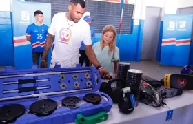 Anthony Zambrano acompañó a la gobernadora Elsa Noguera en la entrega de implementos a los deportistas que estarán en los Juegos Nacionales. 