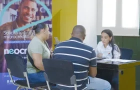 Trabajadores de Bancóldex brindando asesorías a nuevos empresarios.