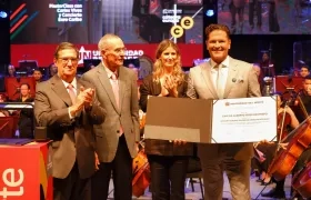 El artista samario Carlos Vives recibiendo su reconocimiento.
