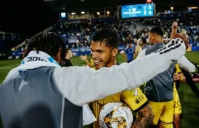 Juan Camilo Hernández celebrando con sus compañeros.