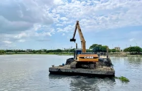 Dragado en el caño Los Tramposos.