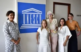 La Gobernadora del Atlántico Elsa Noguera con su Secretaria de Cultura Diana Acosta con directivos de la Unesco.