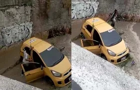 La comunidad intentando amarrar el taxi. 