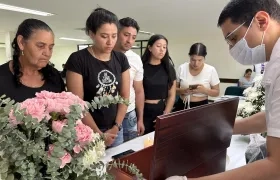 Familiares de Francisco Javier González Parra durante la ceremonia de entrega de sus restos.
