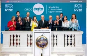 Directivos y empleados del grupo Éxito en el ingreso a la Bolsa de Valores de Nueva York