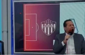Javier Fernández narrando el gol y a su lado el comentarista Gonzalo de Feliche.