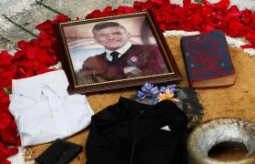 Fotografía de un retrato de Dilan Cruz en un altar improvisado.