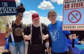 George R.R. Martin asistiendo a una huelga en los Estados Unidos.