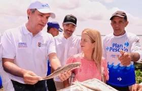 Gobernadora Elsa Noguera junto a los pescadores.