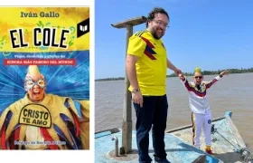El autor del libro Iván Gallo junto a El Cole en el majestuoso río Magdalena.