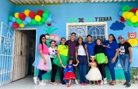 Liliana Leguía con el equipo de profesores de 'Semilla de amor'.