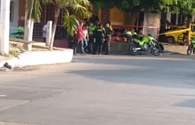 La Policía en el lugar donde se presentó el crimen esta tarde en el barrio Montes. 