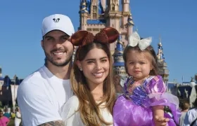 María Camila Avella junto a su esposo e hija.