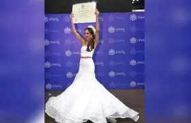 Melissa Cure, vestida de Carnaval, recibió esta tarde su título de comunicadora social