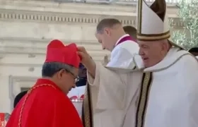 El arzobispo Luis Rueda Aparicio y el Papa Francisco.