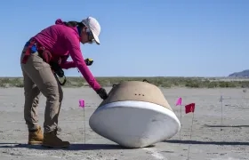 Foto de archivo de una integrante del equipo de recuperación de la cápsula de la misión OSIRIS-REx en un ensayo de campo.