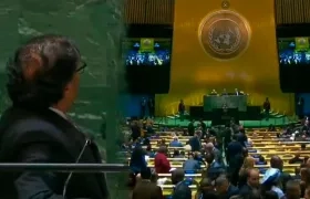 El Presidente Petro aguarda a que haya orden y silencio en el auditorio para empezar su discurso
