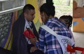 Soldado liberado recibiendo atención médica de la Cruz Roja Internacional.