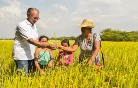 Eduardo Verano junto a una familia campesina.
