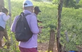 Curiosos observan el sitio en el que cayeron las tres víctimas que viajaban en una moto