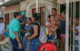 Alfredo Varela en la visita a los barrios Los Angeles y El Pueblo, en el suroccidente de Barranquilla
