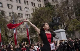  Mujeres bailan una variación de la cueca tradicional creada por la Agrupación de Familiares de Detenidos Desaparecidos, en conmemoración de los 50 años del golpe de Estado en Chile