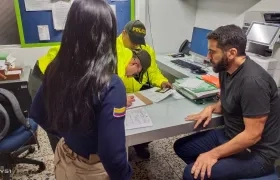 El senador Arturo Char ante Migración Colombia, minutos después de aterrizar en el aeropuerto Ernesto Cortisssoz