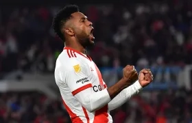 Miguel Borja celebra tras marcar, de penalti, el tercer gol de River Plate. 