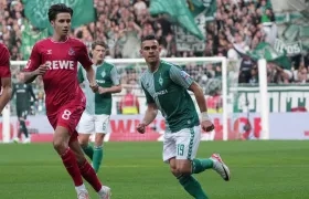 Rafael Santos Borré jugando ante el Colonia.