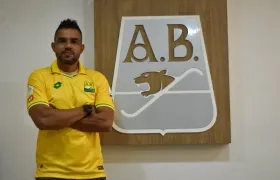 Alexis Márquez siendo presentado como entrenador del Bucaramanga.