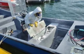 La droga estaba oculta en esta área de la embarcación interceptada por Armada y Policía