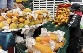 Comerciantes que trabajan en la venta y distribución de alimentos en la plaza de mercado Corabastos, Bogotá.