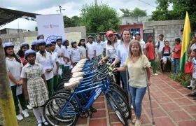 La gobernadora Elsa Noguera junto a las bicicletas y las beneficiarias.