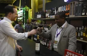 Rodrigo Ramos, sommelier de Dislicores, brindó con el paisa Camilo Santamaría, quien vino especialmente a Expodrinks 2023