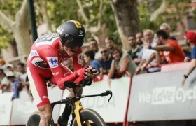 Sepp Guss supera por 26 segundos en la general al español Marc Soler. 