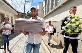 Hijo de Gildardo de Jesús Restrepo recibiendo su cuerpo.