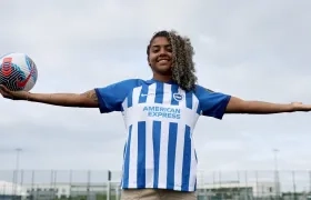 Jorelyn Carabalí con la camiseta de su nuevo equipo. 